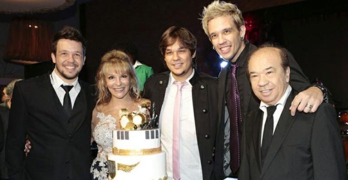 img-702594-kiko-leandro-e-bruno-com-os-pais-regina-e-franco-scornavacca20151118081447842560_4WYVEU2