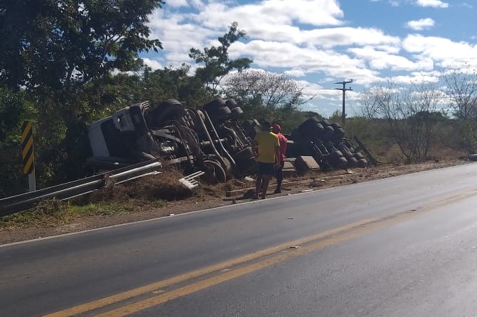 Carreta tomba na BR-242, em Oliveira dos Brejinhos