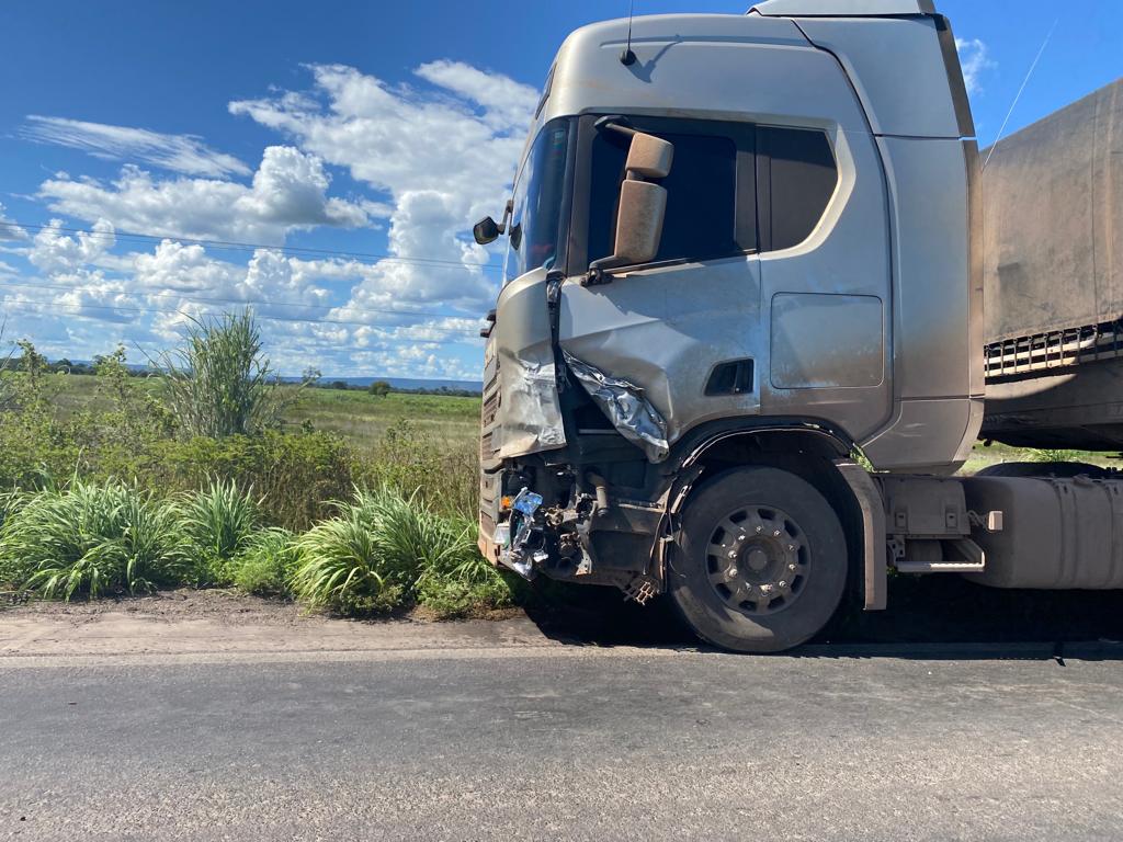 Parte da cabine da carreta ficou destruída. (Foto: Gazeta 5)