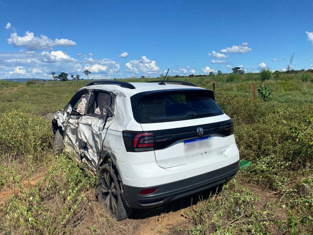 Carro de luxo caiu em uma área de mata, ao lado da BR. (Foto: Gazeta 5)