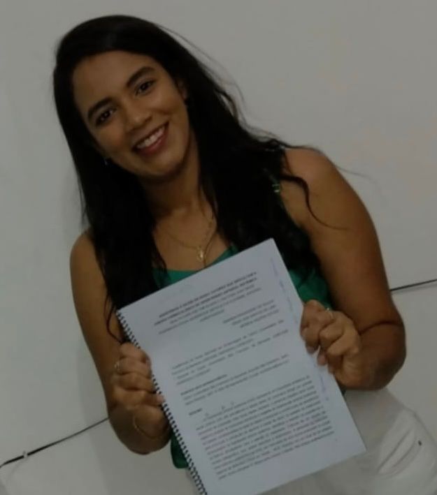 Sônia exibe o TCC aprovado (Foto: Arquivo Pessoal)