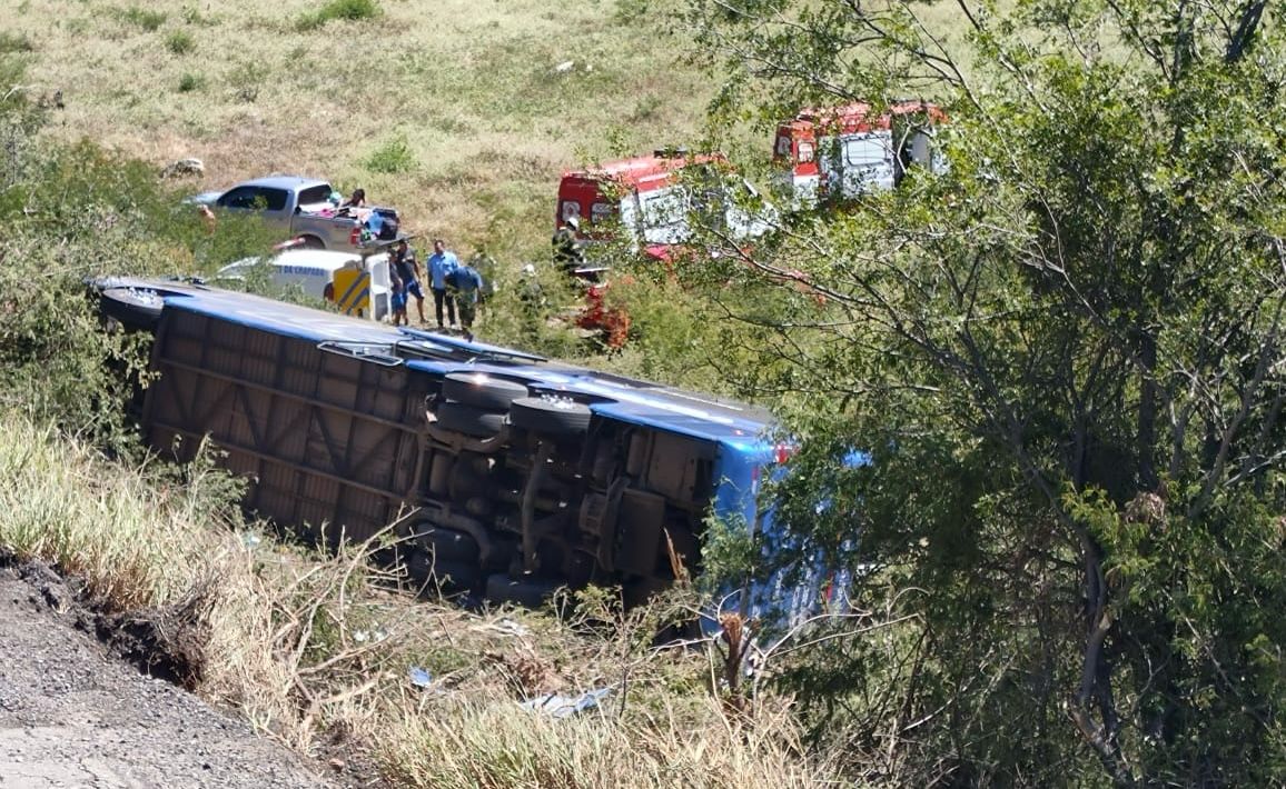 Ônibus tomba na BR-242, na Serra da Mangabeira em Muquém do São Francisco